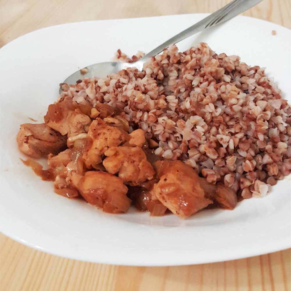 Тушеное с луком филе курицы 100гр + 60 грамм гречневой каши. 