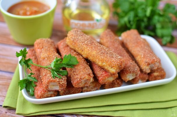 Простая закуска - крабовые палочки в кляре и панировочных сухарях. Приготовить крабовые палочки, жаренные в кляре, можно очень быстро.