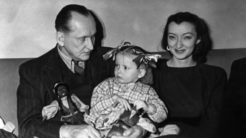 АЛЕКСАНДР ВЕРТИНСКИЙ С СУПРУГОЙ ЛИДИЕЙ И ДОЧЕРЬЮ. ФОТОГРАФИЯ: KSTOLICA.RU