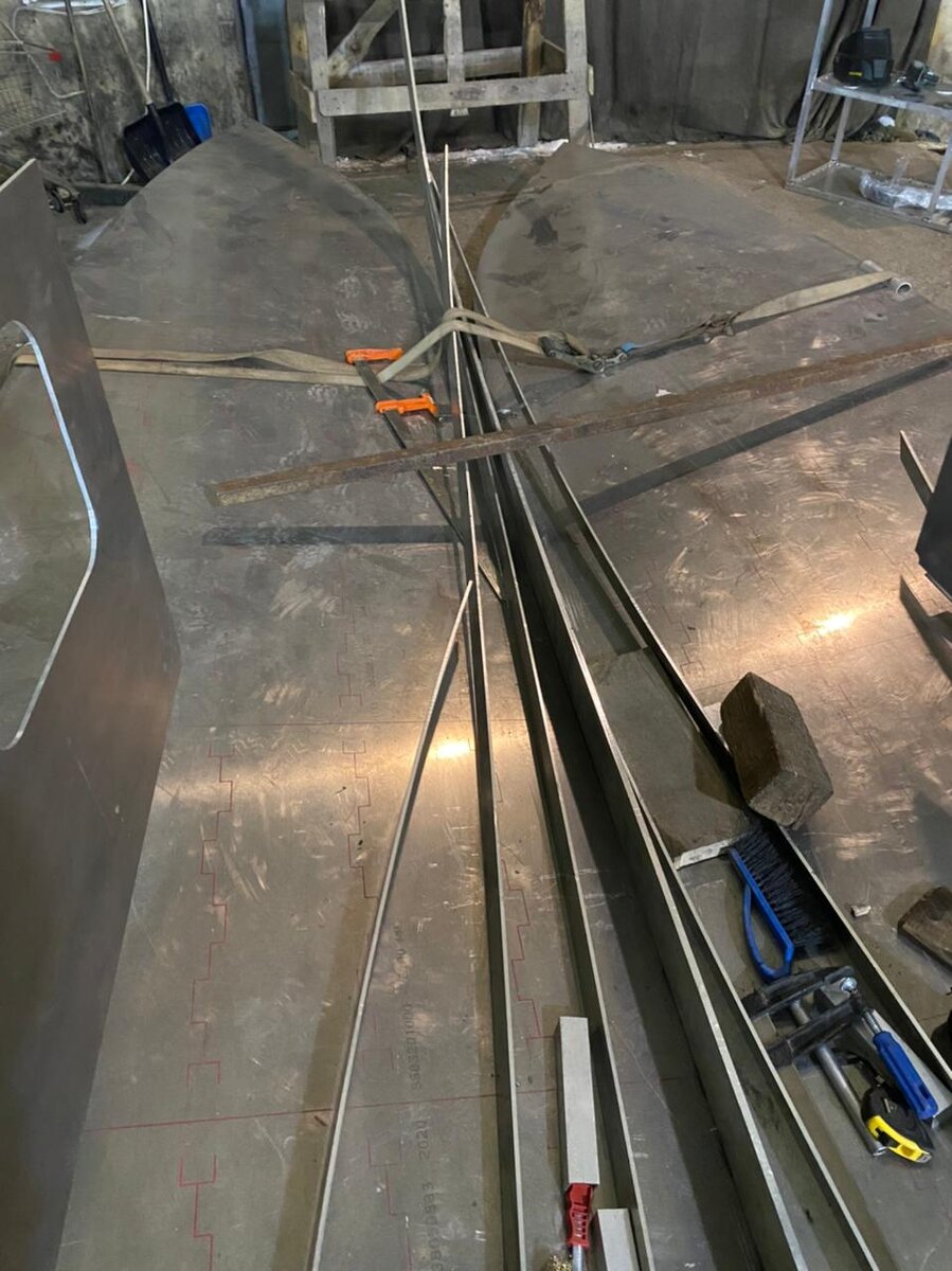 Основа лодки - днище, постройка начинается с раскладки листа днища и стрингеров (продольных усилителей)