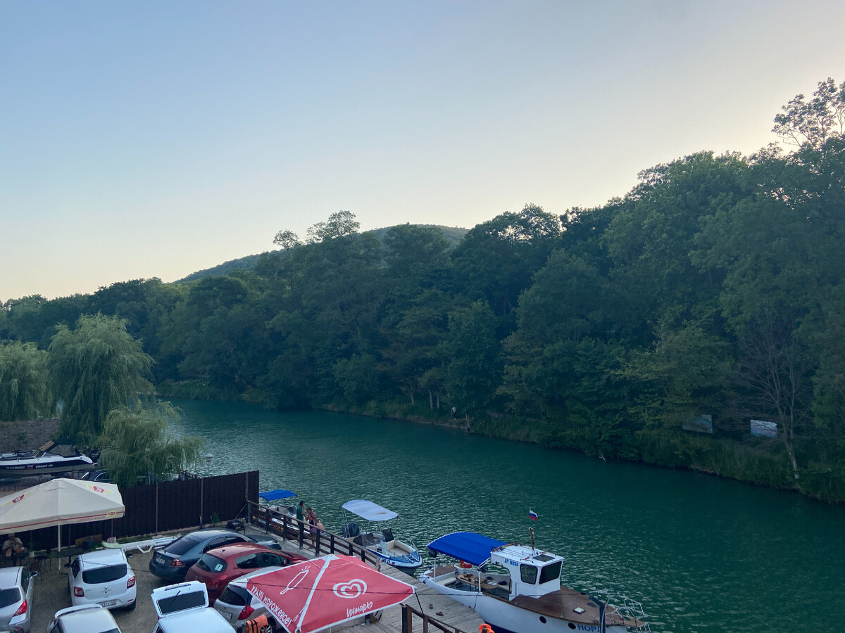 Речка, впадающая в море в посёлке Джубга