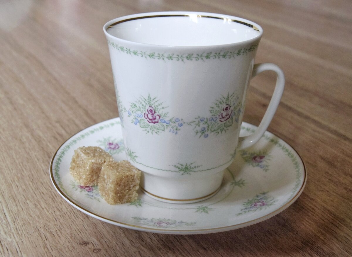 Моя чайно-кофейная пара из костяного фарфора, выпущенная к Олимпиаде-80, на противоположной стороне от ручки, её символика. Форма  чашки Майская, вес всего 66 грамм! Цена от 1200 рублей, фото автора