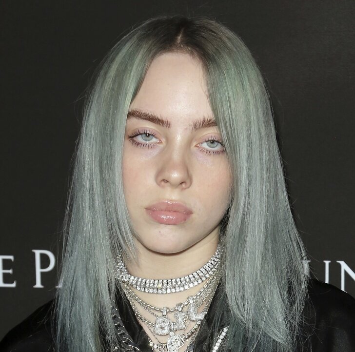 джастин бибер и фанатки. стильные подростки. кумиры молодежи 2020. кумиры молодежи. ребенок 18 лет.