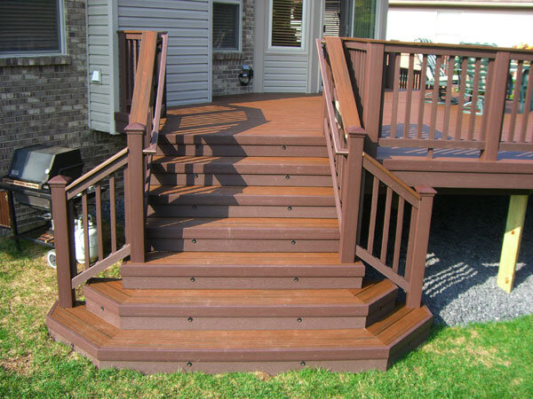 Если вы хотите сделать прочное и долговечное крыльцо для дома, используйте террасную доску. Этот материал не боится осадков, не скользит и не растрескивается.