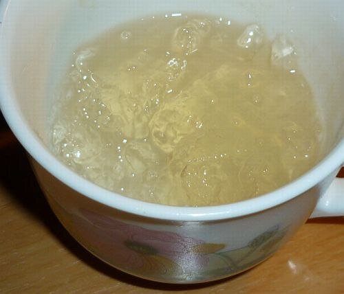 
Не "выкидывайте" деньги на салоны красоты! 
 
Известно ли вам, что именно желатин, благодаря своему стягивающему эффекту, салоны красоты используют в «механических» масках для подтягивания щек и второго подбородка? Исходя из этого факта был получен рецепт крема вечной молодости для кожи вашего лица! 
 
Желатин положительно влияет на белковый и аминокислотный обмен кожи, улучшая ее состояние. Желатин разглаживает мелкие морщинки, смягчает и отбеливает кожу, улучшает кровообращение. 
 
Желатиновый крем от морщин 
 
Перемешайте: 1 ч. ложку желатина, 100 мл воды, 3 ст. ложки меда, 0,5 стакана глицерина и 1 г (на кончике ножа) салициловой кислоты. 
 
Посуду со смесью поставьте в горячую воду и мешайте до тех пор, пока масса не станет однородной. 
 
Уберите емкость со смесью из воды и остужайте, постоянно взбивая, чтобы получился желеобразный крем. Готовый крем наносите на кожу ежедневно за 2 часа до сна на 20 мин. Остатки крема, которые не впитались в кожу, снимайте салфеткой. 
 
Полученного крема хватает на 1 месяц применения. Хранить на верхней полке холодильника. Отбирайте из общей массы столько крема, сколько надо для одного применения, дайте ему немного согреться и наносите на кожу.