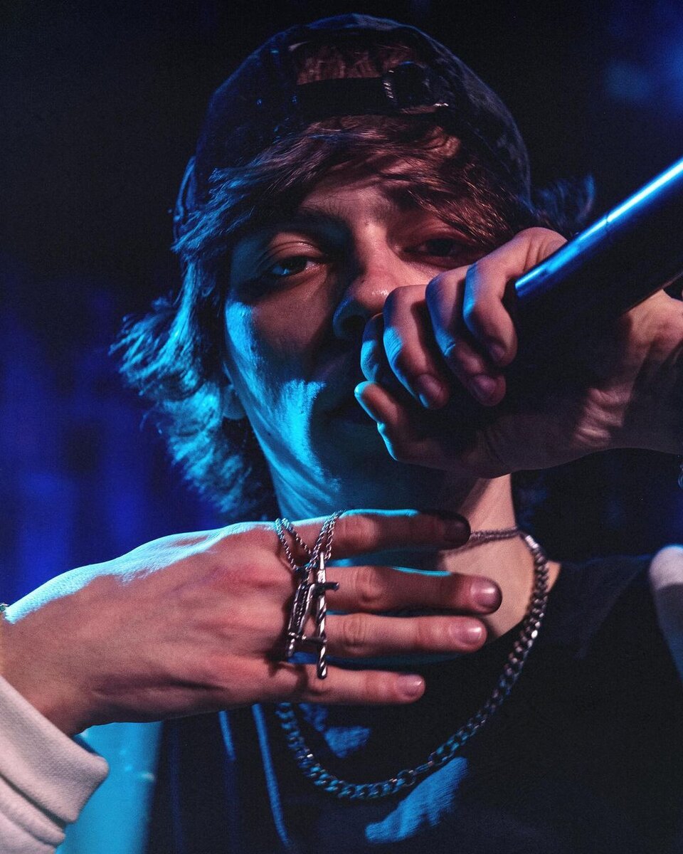 Григорий за свой путь сотрудничал с платиной, делал фиты с такими артистами как; Obladaet, Magnum Opus, Clonnex, lil krystalll, MAYOT и SEEMEE, SODA LUV, Vacío и другими. Сначала мать Григория не верила в успех сына, но после того, как он принёс первые заработанные деньги, она переубедилась в этом.