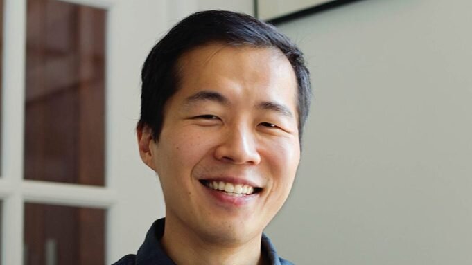 Paramount и Bad Robot прибрели права на ремейк "Твоего имени" в 2017 году. Продюсером адаптации выступили Джей Джей Абрамс и Гэнки Кавамура, участвовавший в создании оригинала. Режиссером какое-то время значился Марк Уэбб ("500 дней лета", "Новый Человек-паук"), но он также отказался от проекта."Твое имя" Макото Синкая — история поиска любви, главными героями которой являются подростки Таки и Мицуха. Сборы аниме превысили 350 миллионов долларов, сделав его самым кассовым в истории аниме.