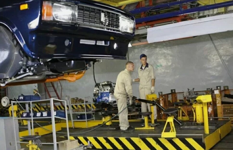 В одном из цехов ИжАвто, сентябрь 2010 год. 