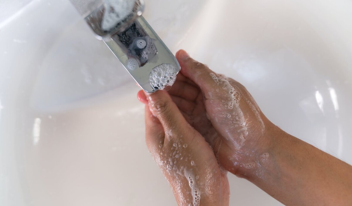 Известковый налет в ванной. Чистая вода. Моем игрушки под проточной водой. Man washing hands.