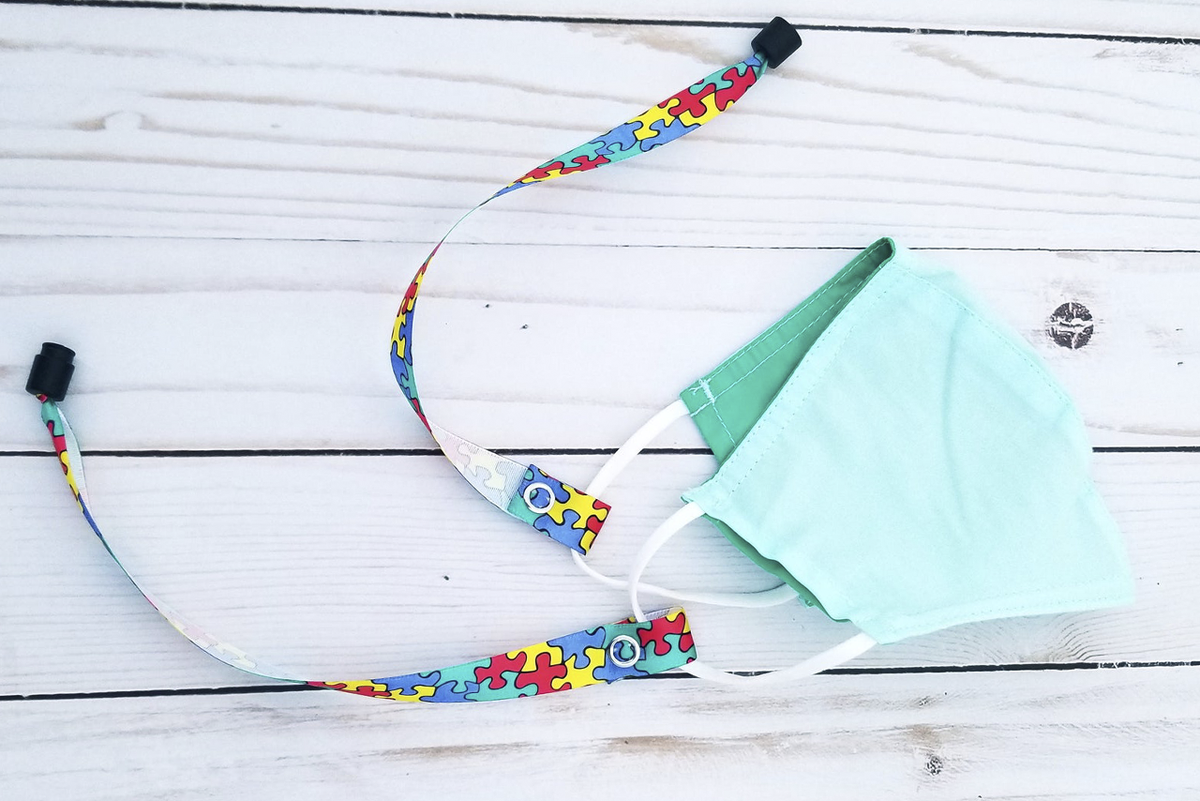 Шнурок можно обыграть в разной теме, учитывая предпочтения вашего ребенка.