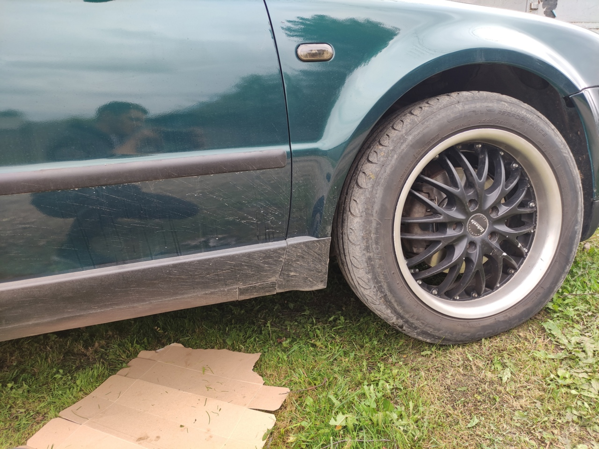 Машина на небольшом пригорке с ямкой