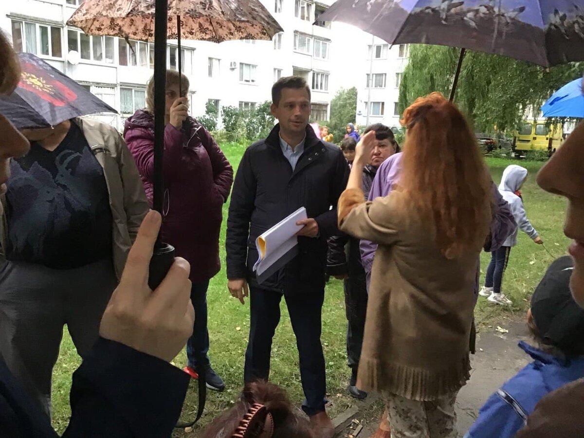 Несмотря на дождик, люди, вооружившись зонтами, вышли навстречу именно с Алексеем, хорошо знакомым им депутатом, которого выбирали 15 лет