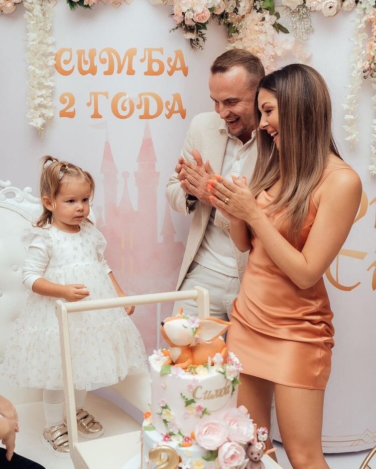 Нюша с мужем и дочкой