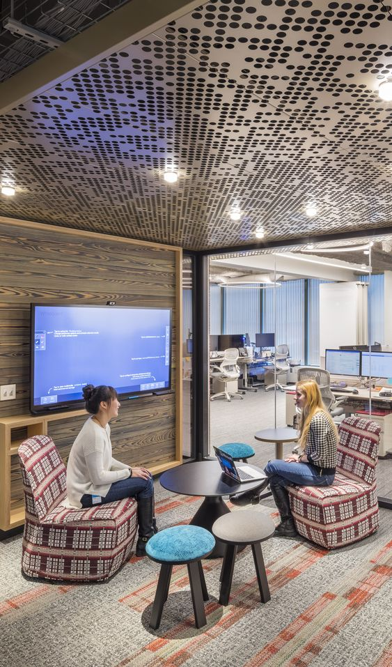 Долго искала подходящий вариант металлического кассетного потолка в офисном пространстве. Убедилась, что там он нужен только для акцентов. Фото с pinterest. 