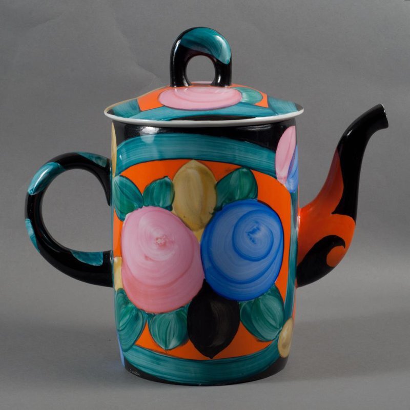 Пётр Леонов (роспись).  Чайник из сервиза «Суздаль». 1960-е. Дулёво. Высота 28,5 см. Всероссийский музей декоративно-прикладного и народного искусства / КСФР-537. Госкаталог: 3673670. Источник: goskatalog.ru