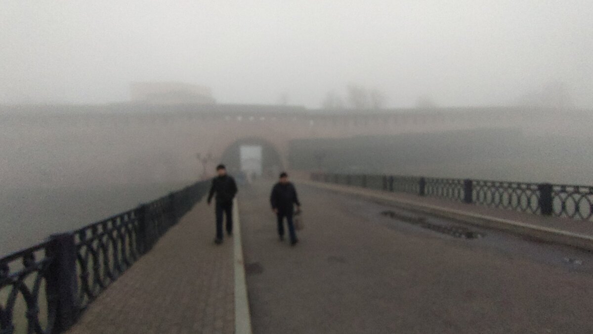 А здесь вообще кадр из фильма. Крепость,туман и люди в черном.