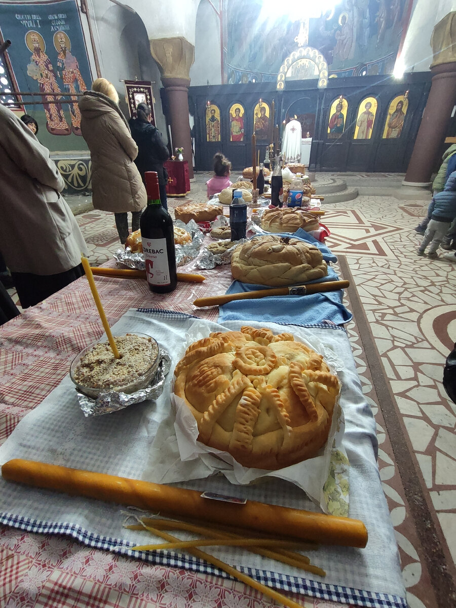 Колач и жито на столе в центре церкви.