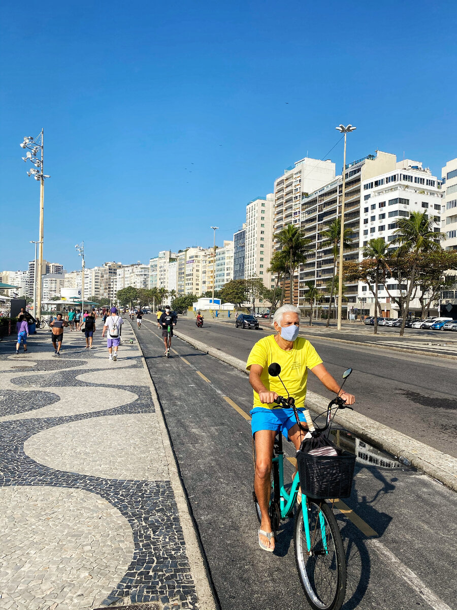 Очень много людей занимаются спортом — и почти все в масках, даже бегают в них!