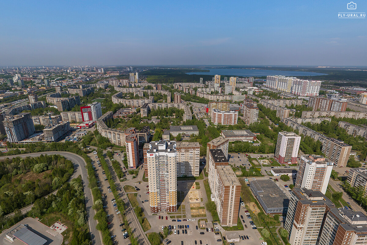 Вот так выглядит микрорайон ЖБИ с высоты. На заднем плане - озеро Шарташ