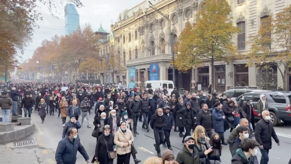 Противники ковид-паспортов тут же вышли на протест