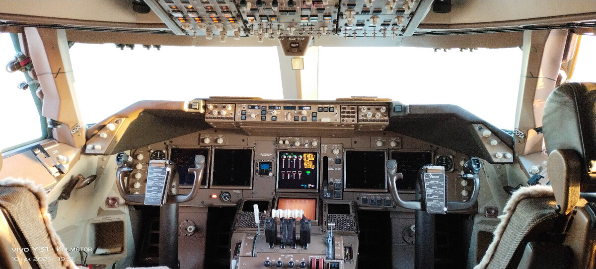 Кабина пилотов Boeing 747-800 авиакомпании Air Bridge Cargo