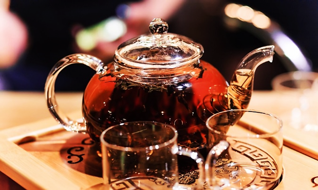 Чёрный чай в заварочном чайнике (фото из открытых источников)