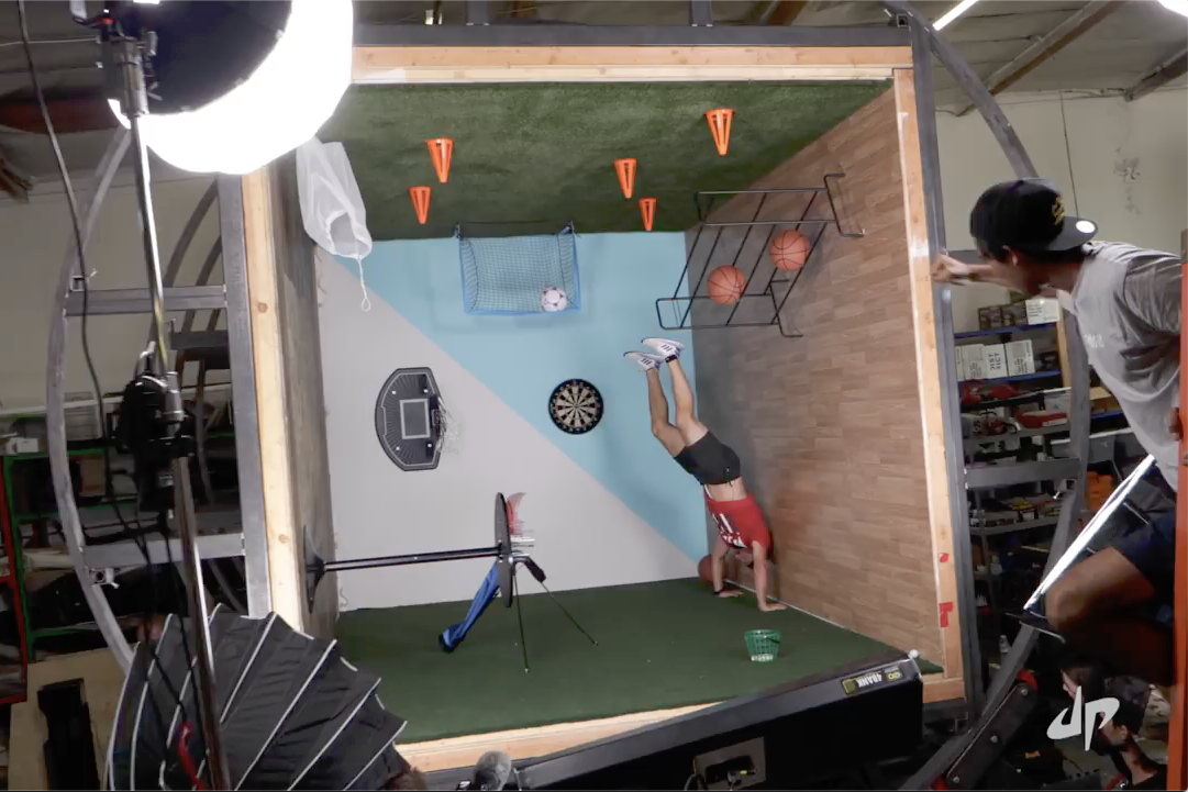 Зак Кинг снимает трюк во вращающейся комнате.