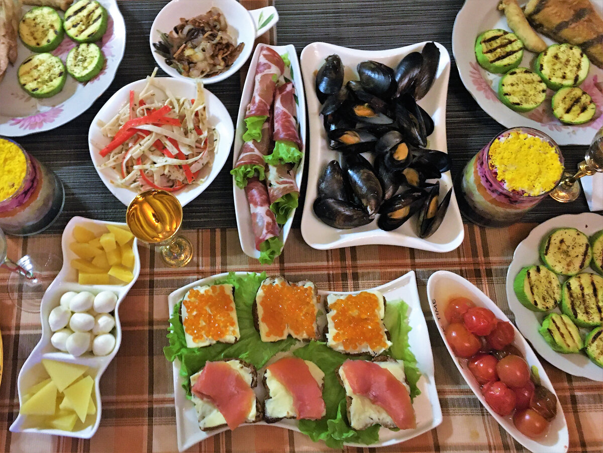 Что приготовить на праздничный стол гостям: простые и вкусные закуски