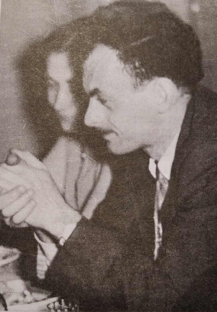 Булат Окуджава на обсуждении своих стихов на семинаре С. Наровчатова (фото взято из калужского альманаха "Литературная Вега", посвященного юбилею этого славного литобъединения, когда-то принявшего в свои ряды и будущего известного барда). 