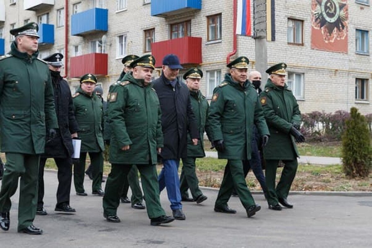 На фото от пресс-службы Минобороны. Министр в одном из военных городков ЦВО. Обратите внимание на цветные балконы - это фишка, красить их в цвета триколора.