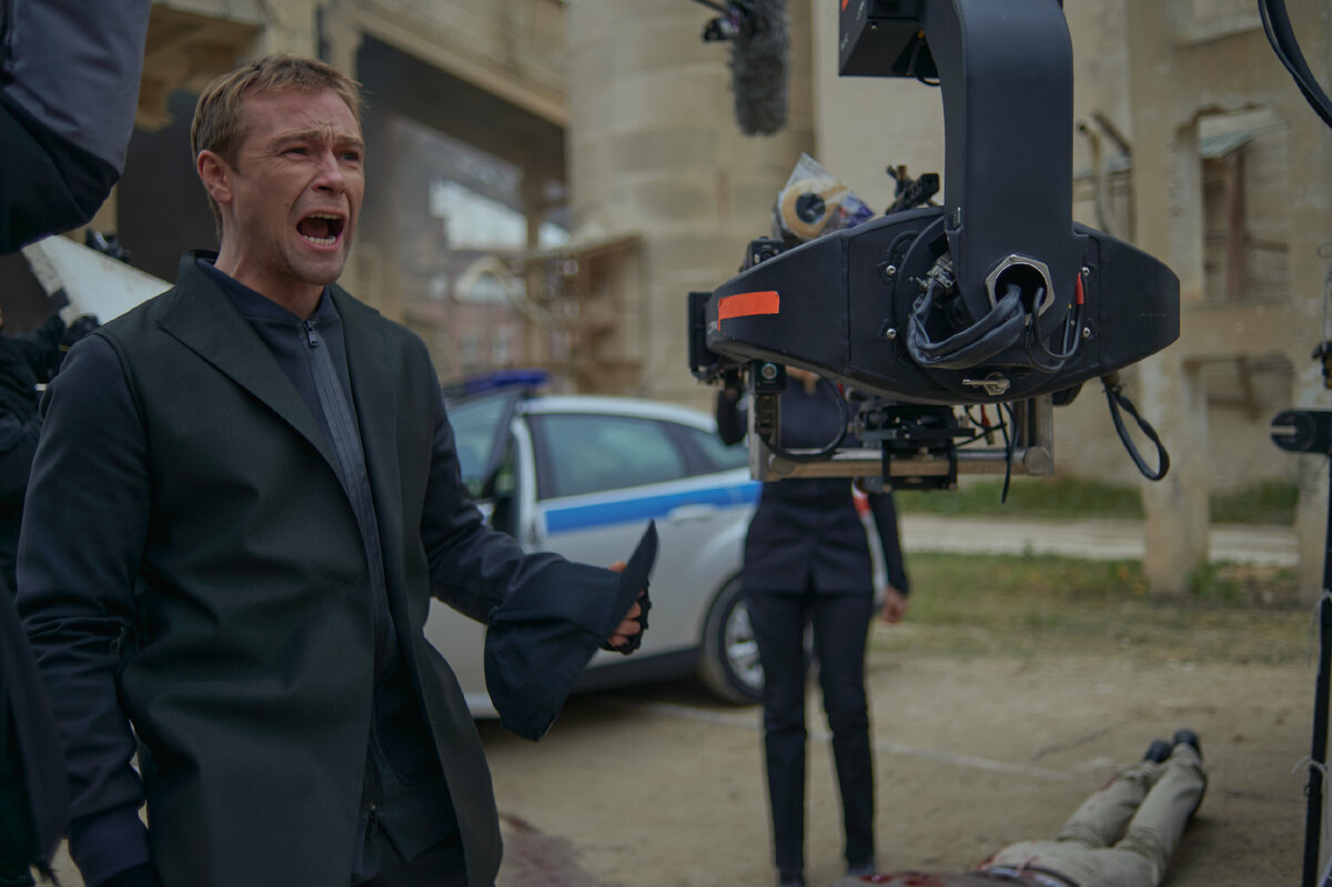 Лёша играет в кино крутого полицейского