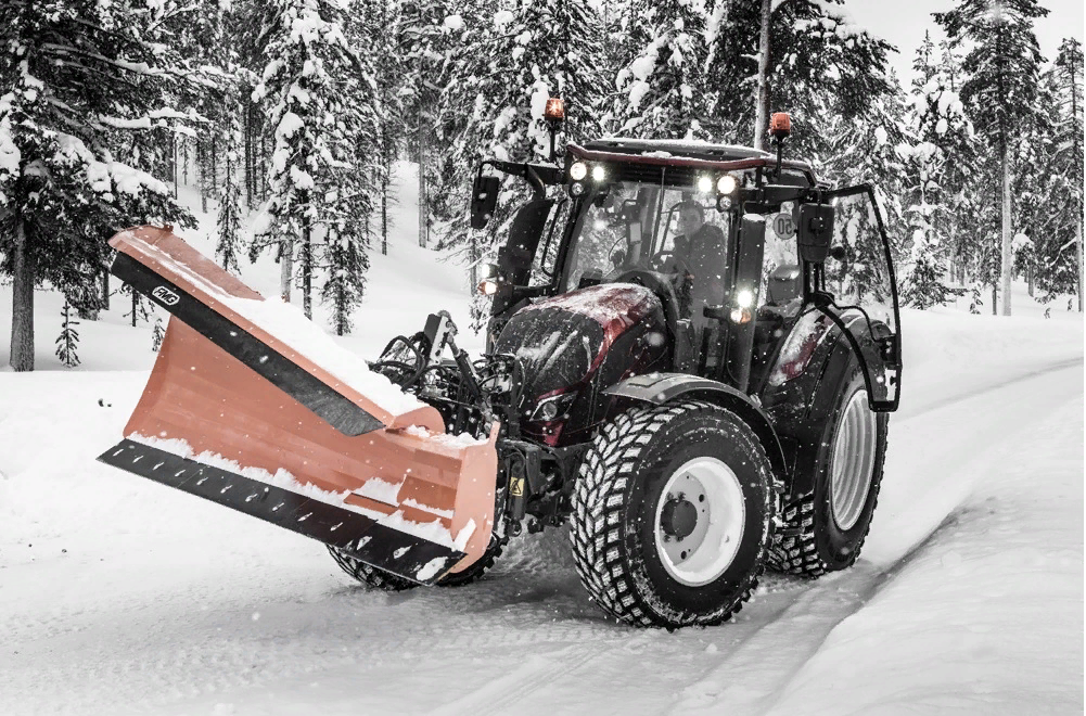 Трактор с отвалом. JCB 8250 Snow. JCB 8250 С отвалом. Фендт 1050 Варио с отвалом. Трактор Валтра 234 с отвалом.