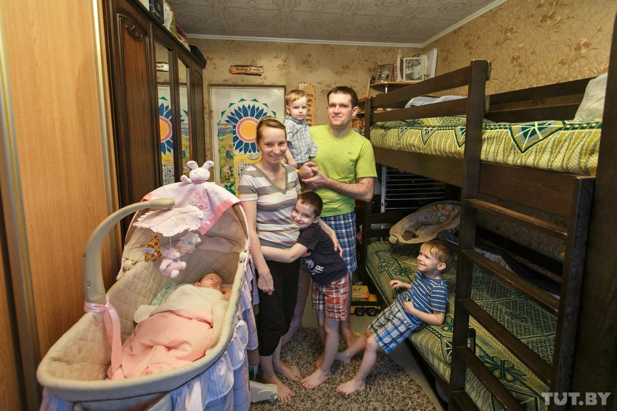 Семья живет без детей. Многодетная семья в квартире. Многодетная семья живет в одной комнате. Большая бедная семья. Большая семья в одной комнате.
