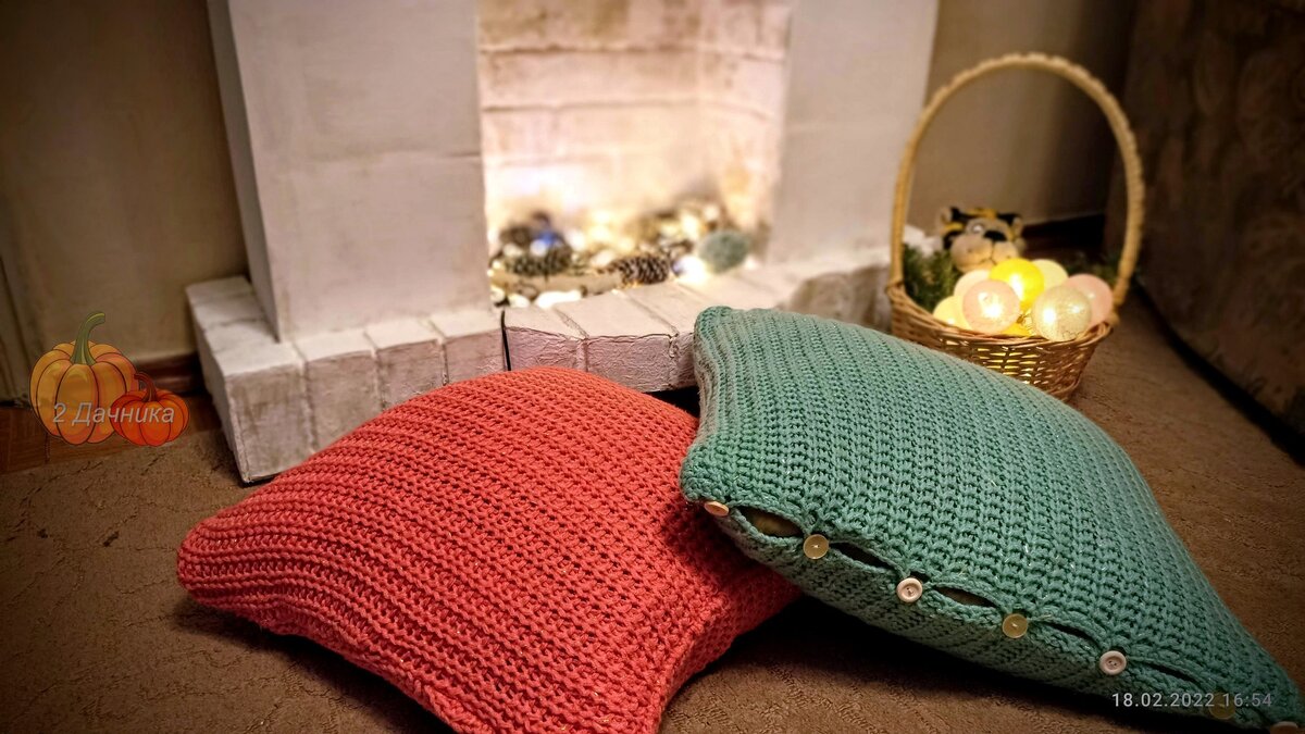 Из старых свитером получились уютные зимние наволочки.