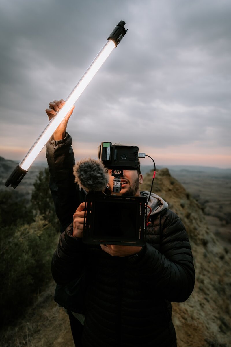 Многие показатели благосостояния Исландии высокие относительно большинства других стран, представленных в рейтинге Индекса лучшей жизни Исландия занимает одно из первых мест по рабочим местам и зарплатам, качеству окружающей среды и социальным связям, и имеет показатели выше среднего уровня по доходам и благосостоянию, субъективному благополучию, здоровью населения, личной безопасности, гражданской активности и образованию и навыкам. Исландия имеет показатели ниже среднего по жилищным условиям, балансу работы и отдыха. Эти результаты основаны на доступных выборочных данных.

Несмотря на то, что счастье нельзя купить за деньги, они являются важным средством достижения более высокого уровня жизни. В Исландии годовой чистый семейный скорректированный доход после уплаты налогов на душу населения в среднем незначительно ниже среднего показателя по ОЭСР (33 604 доллара США в год).

Что касается занятости населения, то 86% граждан Исландии в возрасте от 15 до 64 лет имеют оплачиваемую работу, что превышает средний уровень занятости по странам ОЭСР (68%) и является самым высоким среди стран ОЭСР. Среди мужчин оплачиваемую работу имеют около 88%, а среди женщин –83%. Около 15% работников имеют очень долгий рабочий день, что больше, чем в среднем по ОЭСР (11%), при этом очень долгий рабочий день имеют 24% мужчин и всего лишь 6% женщин.

Хорошее образование и профессиональные навыки являются важными предпосылками получения работы. 77% взрослого населения Исландии в возрасте от 25 до 64 лет получили полное среднее образование, что немного выше среднего показателя по ОЭСР (78%). Около 77% мужчин и 78% женщин успешно окончили среднюю школу. Что касается качества системы образования, то по уровню грамотности чтения, знаний по математике и естественным наукам в рамках Программы ОЭСР по международной оценке учащихся (PISA) учащиеся в среднем набрали 481 балл. Этот результат ниже среднего показателя по ОЭСР (486 баллов). Девочки в Исландии превосходят мальчиков по уровню знаний в среднем на 15 баллов, что намного выше среднего показателя по ОЭСР (2 балла).

С точки зрения здоровья населения следует отметить, что ожидаемая продолжительность жизни при рождении в Исландии составляет 82 года, что на два года выше среднего значения по ОЭСР (80 лет). У женщин ожидаемая продолжительность жизни составляет 84 года, а у мужчин – 80 лет. Содержание в воздухе взвешенных частиц PM 2,5, то есть мелкодисперсных загрязняющих частиц, достаточно малых, чтобы проникнуть в легкие и причинить вред, составляет 3,0 микрограмма на кубический метр, что намного ниже среднего показателя по ОЭСР (13,9 микрограмм на кубический метр). Исландия также демонстрирует хорошие результаты по качеству воды, т.к. 99% населения удовлетворены качеством используемой ими воды, что значительно выше среднего показателя по ОЭСР (81%) и является самым высоким показателем среди стран ОЭСР.

Что касается общественной сферы, то для Исландии характерны сильно развитое чувство принадлежности к обществу и высокий уровень участия людей в гражданской жизни: 98% населения Исландии считают, что им есть на кого положиться в трудную минуту. Этот показатель является самым высоким показателем среди стран ОЭСР, где среднее значение соответствует 89%. Явка избирателей (показатель участия граждан в политической жизни) во время последних выборов составила 79%, что больше, чем в среднем по ОЭСР (68%). По оценке, явка избирателей, представляющих 20% самых обеспеченных слоев населения, составила 86%, в то время как среди 20% избирателей, представляющих малообеспеченные слои населения, – 74%, т.е. разница между этими показателями немного меньше, чем в среднем по ОЭСР (13%).

В целом жители Исландии более удовлетворены своей жизнью, чем в среднем по ОЭСР. Когда респондентов попросили оценить их общую удовлетворенность жизнью по шкале от 0 до 10 баллов, жители Исландии в среднем дали ей оценку 7,5 баллов, что намного выше среднего показателя по ОЭСР, где средний показатель равен 6,5 баллов.