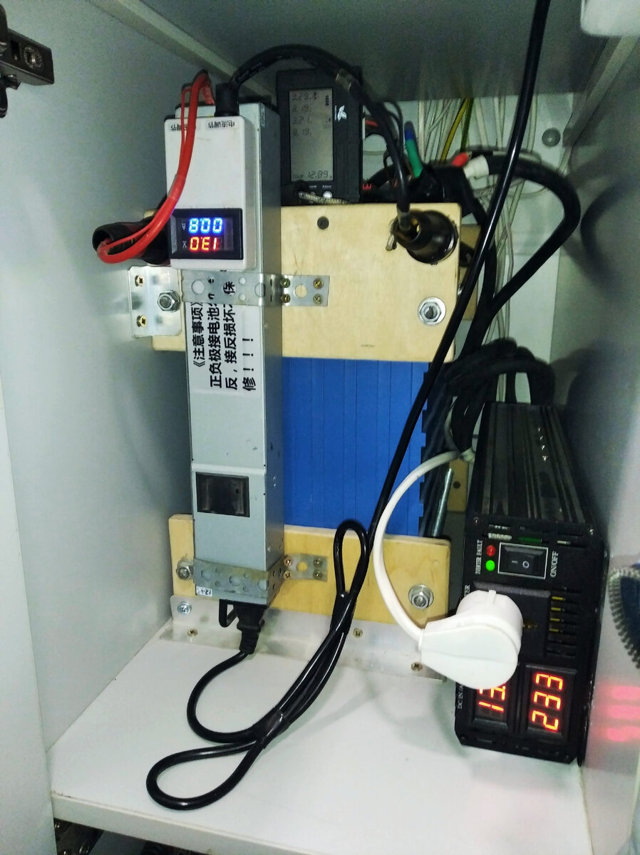 Один из аккумуляторов, зарядное устройство, и инвертор-преобразователь.