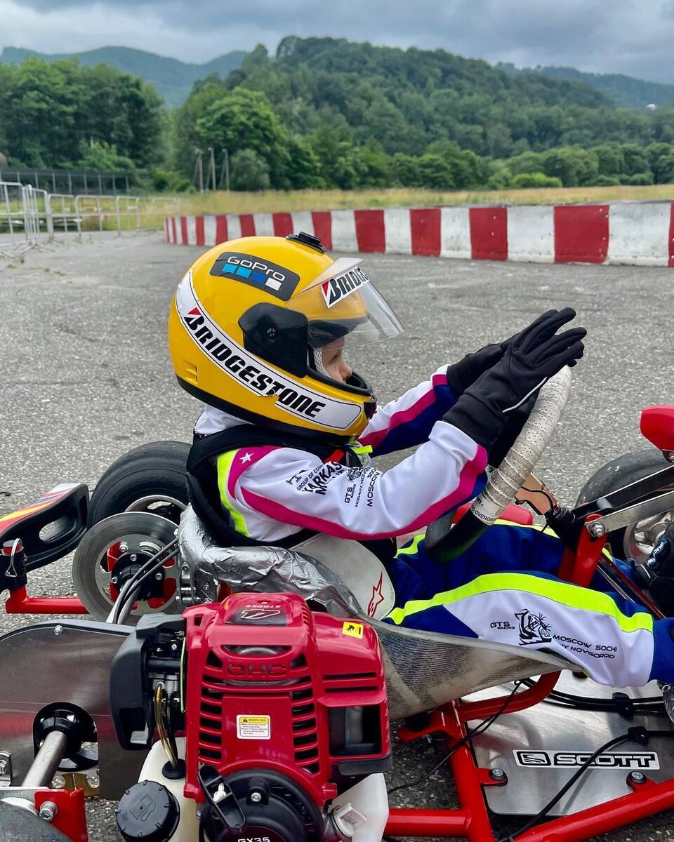 Егор за рулем карта на тренировочном комплексе в Сочи.