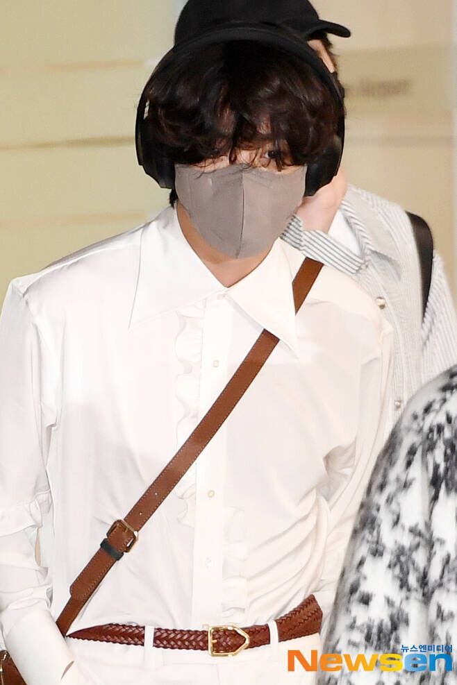 Тэхен не расстаётся со своими наушниками