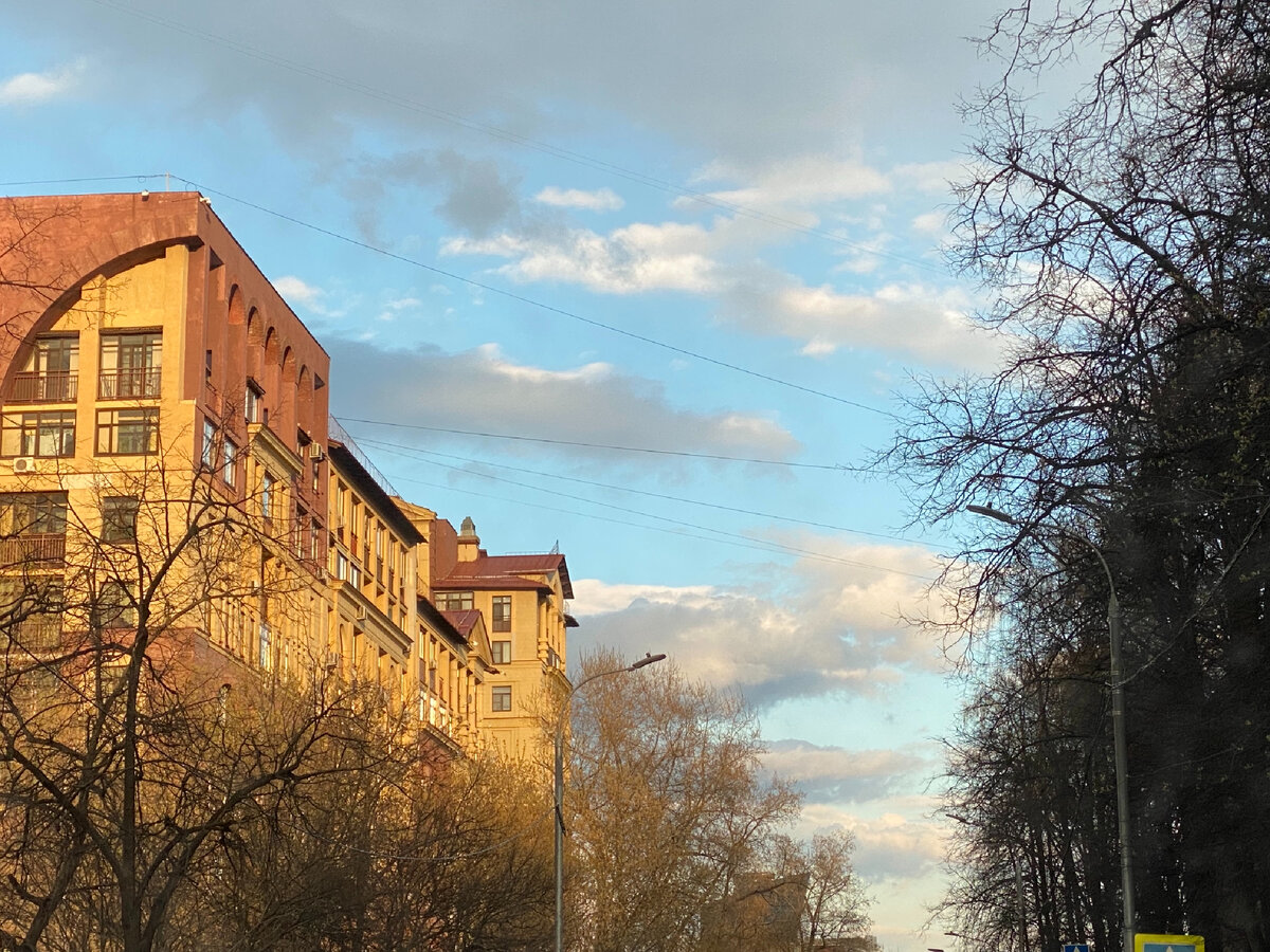 Сказочные облака показывали жителям сегодня в Москве.