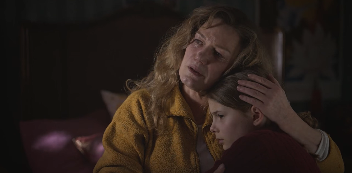 Мать девочек кажется странной, но безобидной