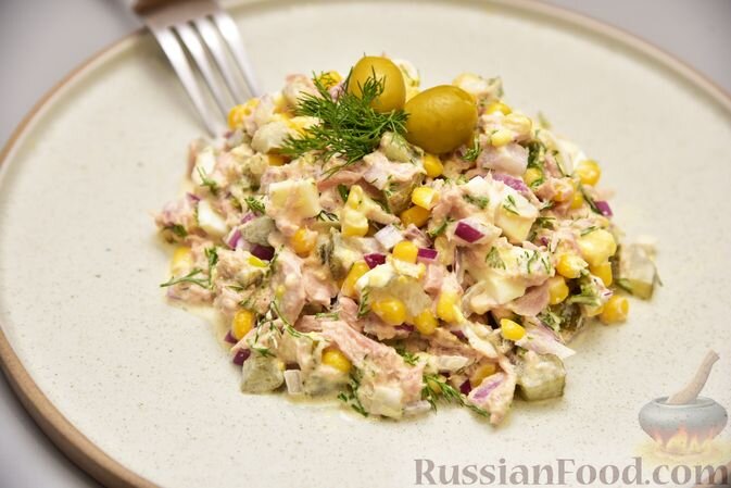 тунец консервированный, кукуруза консервированная, яйца, огурцы солёные, лук репчатый красный, зелень укропа, майонез, соль, перец чёрный молотый