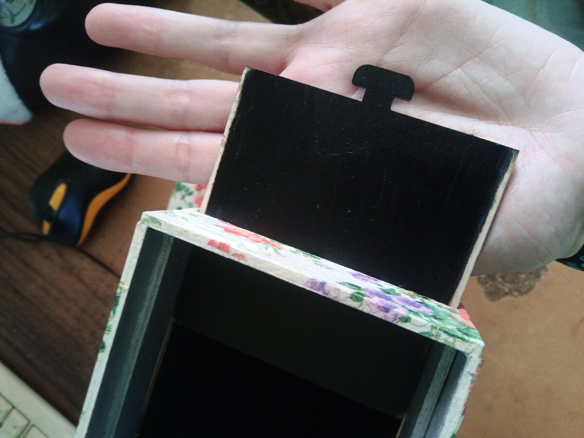 Совет тем, кто хочет сделать такой же чайный домик по моему мк: не закрашивайте и не покрывайте лаком бока у верхней заслонки, а то придется стачивать наждачной бумагой, как это сделала я, а то она не заходит в пазы.