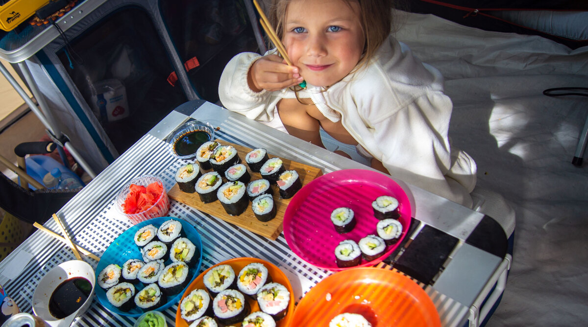 Суши 🍣 ролы на природе прям в палатке - получилось быстро, просто и вкусно  | Я с чемоданом | Дзен