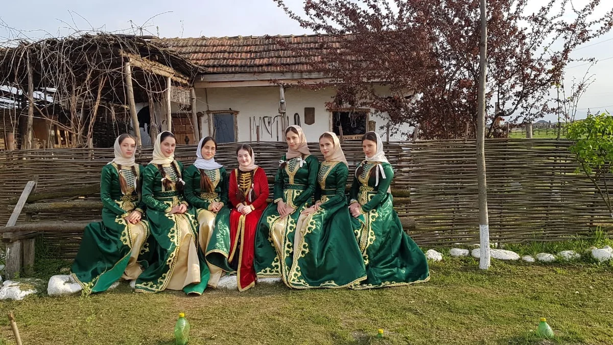 Сколько чеченского народа. Народ Чечни традиции обычаи. Национальная одежда чеченцев. Национальная культура Чечни. Культура и обычаи чеченского народа.