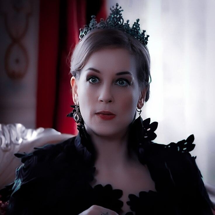 Актриса, игравшая Эсму Султан 