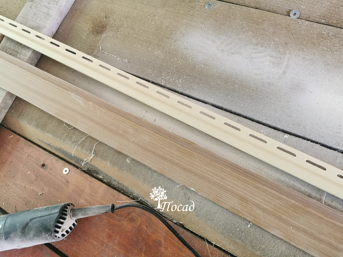 Отрезаем по краю замка, не цепляя его болгаркой. Можно ножницами по металлу или лобзиком, но болгаркой объективно удобнее.