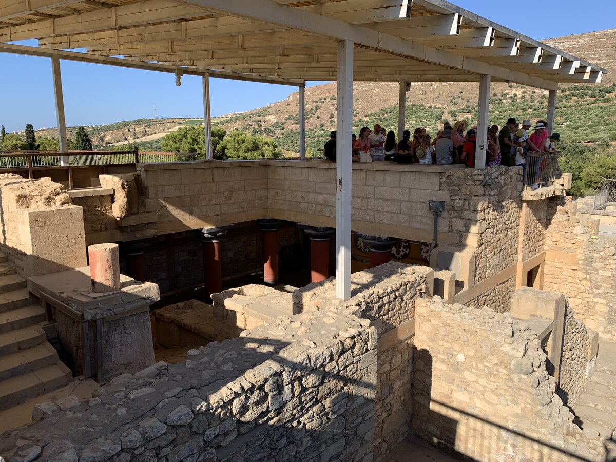 Смотровая площадка на фрагменты апартаментов внутри дворца Миноса