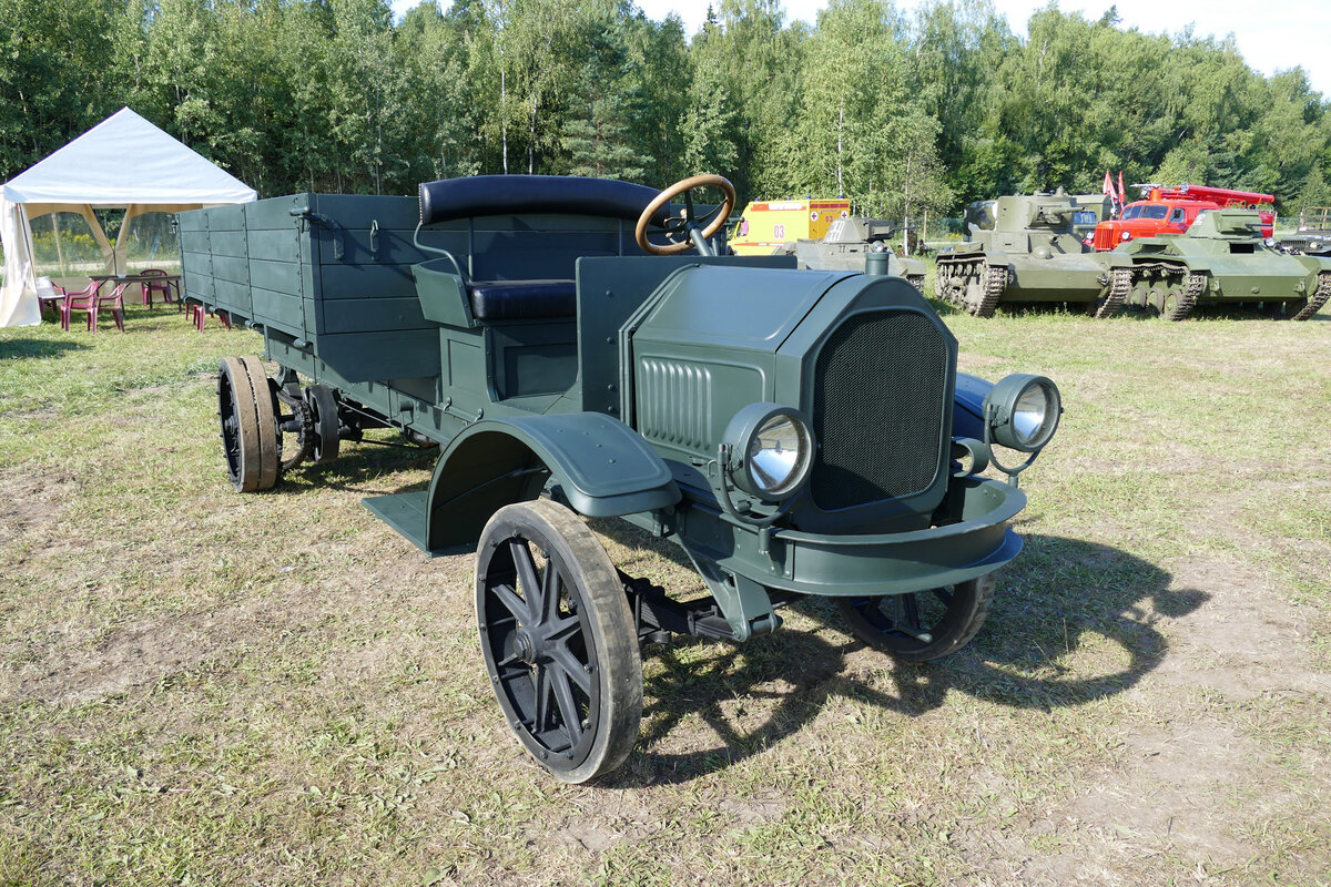 Одна из главных премьер этого слёта - грузовик "АМО-Уайт" из коллекции "Военный Ангар" Игоря Шишкина.