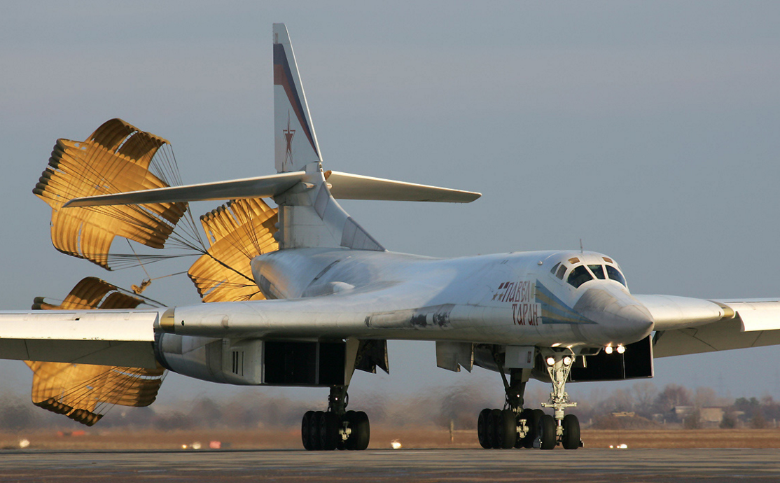 Ту-160 тормозит парашютами