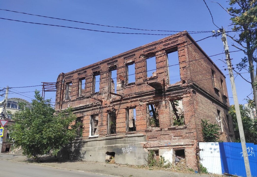 Вместо домов - их "скелеты".